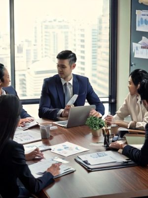 会社員たちが会議中である。